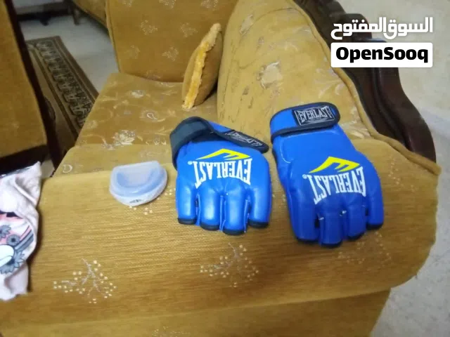 جهاز ملاكمه وكاله ارتفاع  1/50القفازات ووووكاله