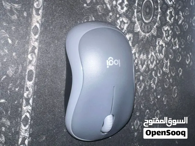 ماوس صغير بدون حبات على جنب ويشتغل با البطاريه يشتغل على السوني وا البيسي يجي معاه قطعه تشبكها ويشتغ