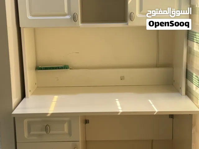 ميز مكتبي ابيض اللون نظيف
