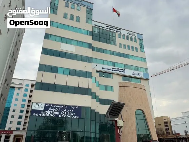 مساحه مفتوحه للإيجار في غلا علي شارع السلطان قابوس مباشر موقع استيراتيجي - penthouse In Ghala FRent