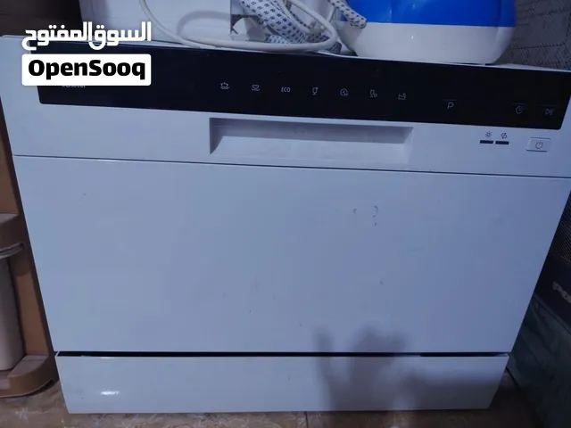 تظهر في الصورة غسالة صحون صغيرة (توضع على الطاولة/الرخامة) من ماركة Bomann (مثل موديل Bomann TSG 740