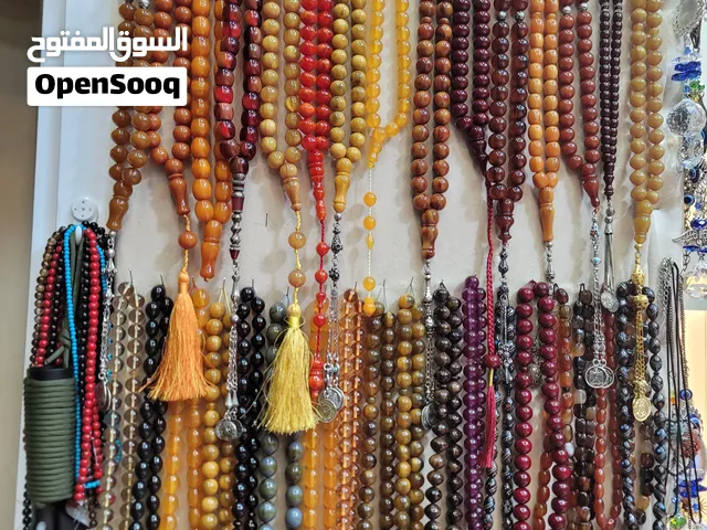 مسابيح كهرمان وعقيق اصلي وكذالك حجر كريم جمشت وسترين وزبرجد وزراف هندي وقرن جاموس