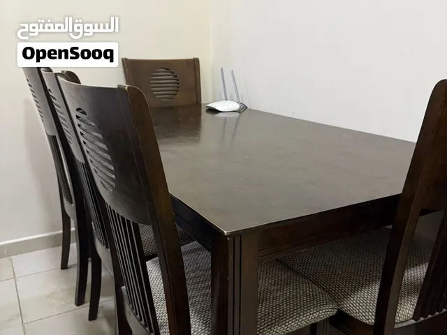 طاولة مستعملة للبيع مع ثلاث كراسي فقط