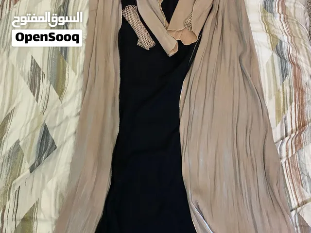 عباية أنيقة جدًا مع الشيلة الأصلية، قماش فاخر بتفاصيل ناعمة ولمعة جميلة، مناسبة للمناسبات والزيارات