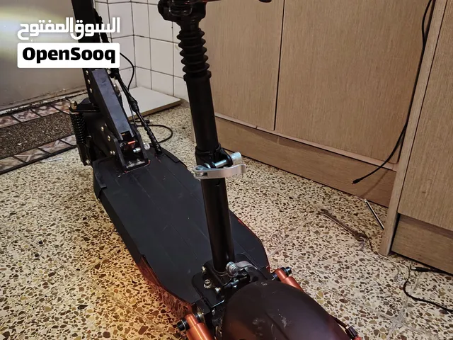 سكوتر شحن سرعه 50لمن تفول شحن يمشيك من 50الئ60كيلو متر مستعمل صارله شهر يمي نظيف وبي ظمان اريد بسعر