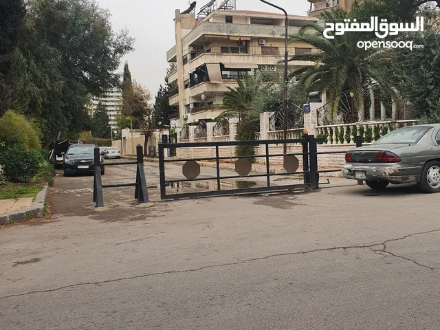 منزل مع حديقة و مسبح نظام فيلا في أرقى مناطق دمشق