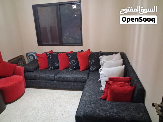 غرفة جلوس مع 2 طاوله