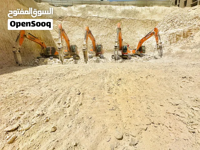 ابو وليد للحفر والترحيل جميع انواع الدفان والمخلفات يوجد لدينا جميع انواع المعدات الثقيله /