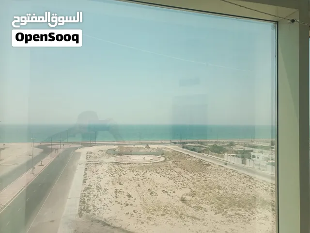 شقة غرفتين وصالة للإيجار السنوي في الرأس – أم القيوين  مباشرة على البحر  للعائلات فقط  30,000
