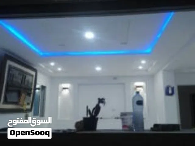 على بعد كلم من البحر