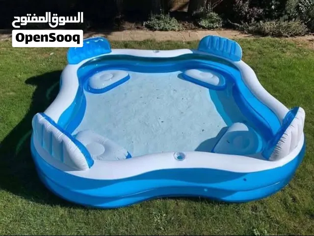 بركة سباحة عائلية مع اربع مقاعد