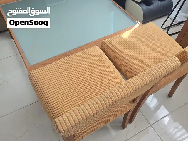 طاولة انتريه و 2 كرسي حالة ممتازة