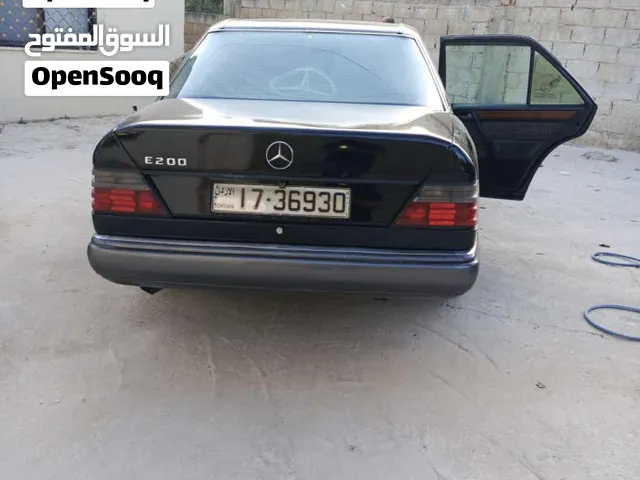 مرسيدس بنز الفئة-E E 200 موديل 1993 لون أسود بحالة جيدة للبيع