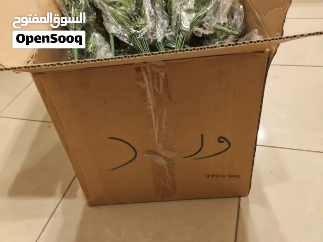 ورد صناعي. وبكسات هدايا وعلب هدايا فاخرة