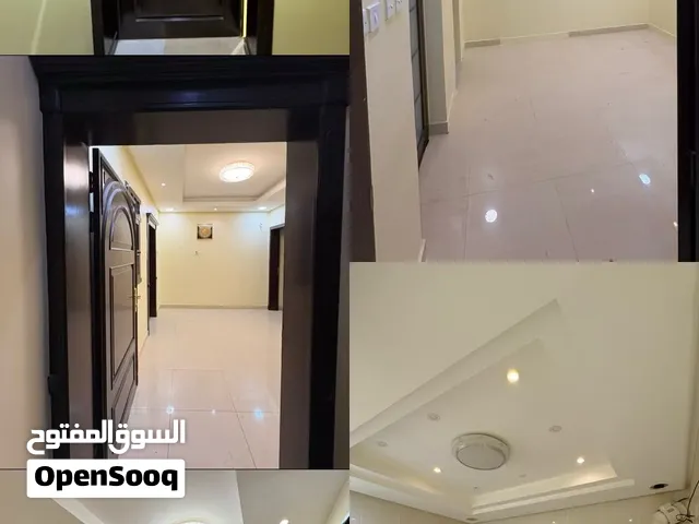شقة للايجار الطابق الأول ثلاث غرف / حمامين / مطبخ شامل كهرباء وماء