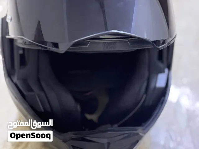 خوذة دراجة نارية مستعملة بحالة جيدة مناسبة للقيادة الآمنة