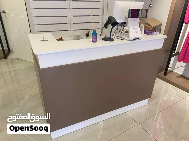 اثاث محل ملابس للبيع جديد ونظيف