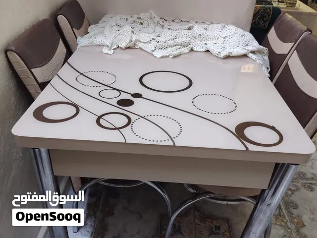 طاولة مع كراسي