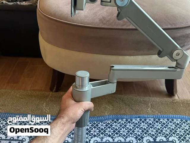 حامل شاشات human scale متعدد الاستعمالات