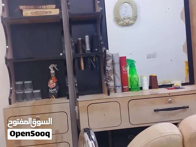 كرسي حلاقه وميز حلاقه كامل وشغال بي نشر بعده جديد