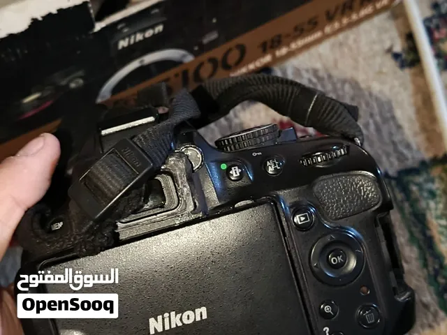 عندي كاميرا نيكون D5100 للبيع، مناسبة للتصوير الفوتوغرافي وتصوير الفيديو، وتناسب المبتدئين والمصورين