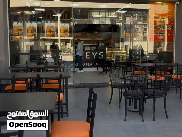 للبيع فرع مطعم Smokeys مجهز بالكامل – مول ويست جيت 77م داخلي + 45م خارجي