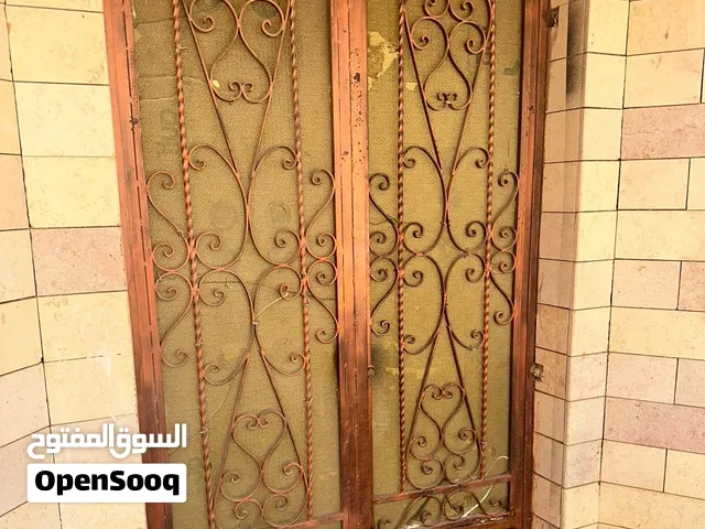 باب حديد في حاله ممتازه يتزوق يطلع جديد الباب سعره قابل للنقاش