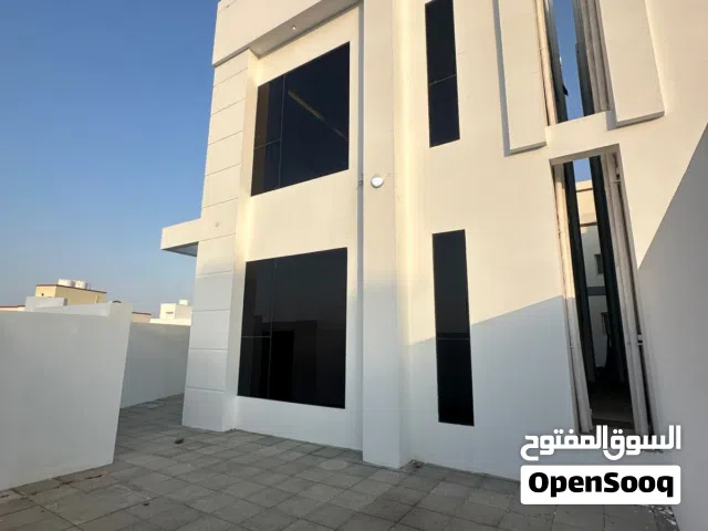 فيلا كورنر بتشطيبات راقية للبيع في المعبيلة السادسة - مباشر و حصري من المالك