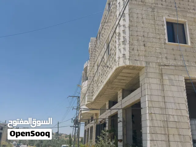 مخزن تجاري مميز للبيع في السموع حي المدارس .