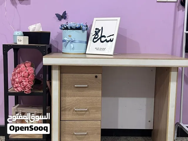 ميز مكتبي نظيف جداً  قياساته: الارتفاع 76 الطول 100 العرض 50