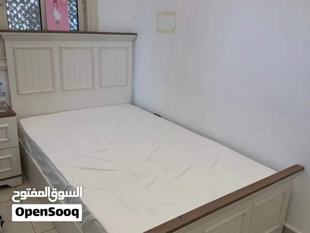 سرير مع مرتبه مستعمله سنتين خشب نظيف ومرتبه طبيه وانشاءالله منتفق علسعر