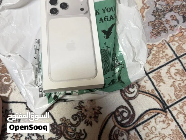 سلام عليكم أيفونات للبيع  إقرا الوصف واحد ابيض واحد كحلي الأبيض جديد غير مفتوح والكحلي مستعمل وكاله