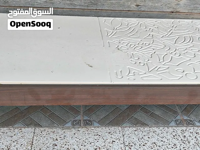طاولة معيشة بيضاء مستعملة في حالة جيدة ولكن ليست ممتازة لوجود بعض النتوئات على الطاولة