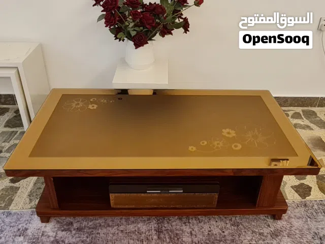للبيع ميز وسطي خشب تكمة وثكيل مابي ضرر او كسر يحتوي على مجر ويرهم يصير ميز تلفزيون، من فوك زجاج