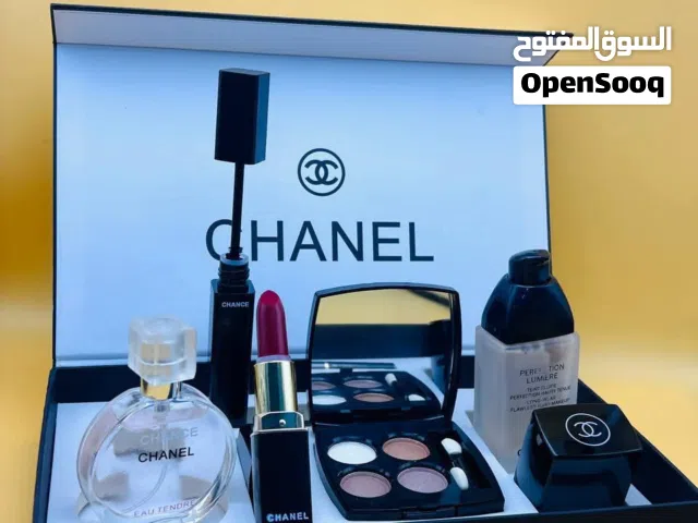 مكياج ومستحضرات تجميل وعطور ماركات وبراندات اصلية للبيع جملة ، شاملة البوكس الاصلي والملحقات .