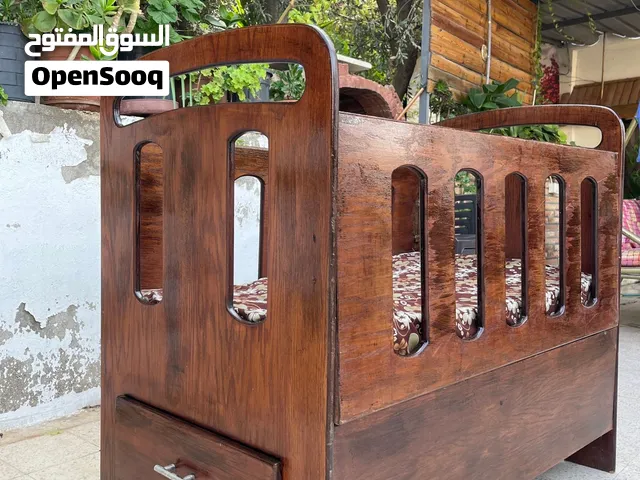 مستعمل بحاله ممتازه خشب ثقيل لون بني معو جارور من نفس التخت ومعو فرشة
