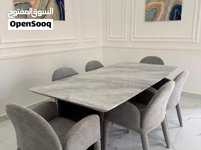 غرفة طعام فخمة شبه جديدة سيراميك اشبه بالرخام(طاولة مع 6 كراسي)