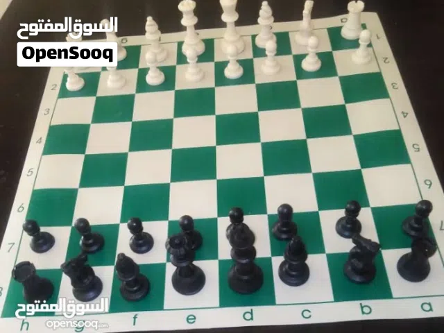 رقعة شطرنج جلد رول بطولات. احجار الشطرنج عظم  مع شنته