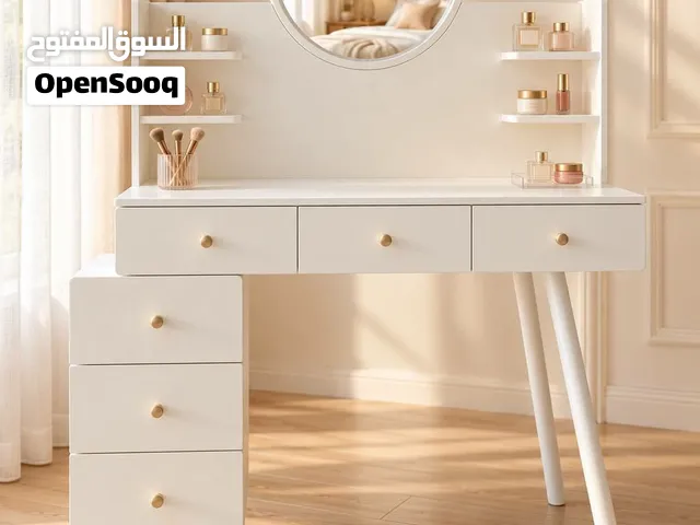 بيرو خشبي مكون من 6 جوارير باللون الابيض