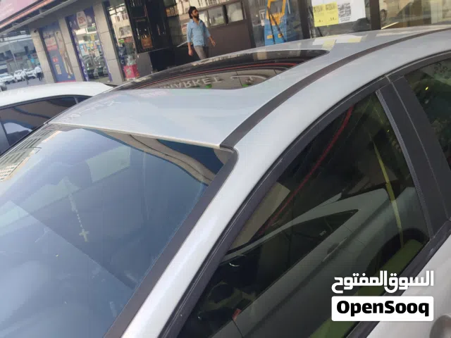 سيارة فورد فوكس هاتشباك وفتحة سقف قول اوبشن تواير جديدة وبطارية جديدة ماشية 150000 بحالة ممتازة جدا