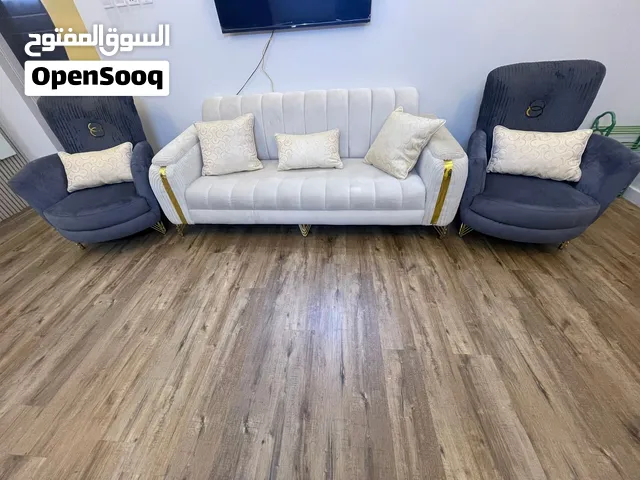 كنب صالة نظيف وفخم واستعمال بسيط جداً