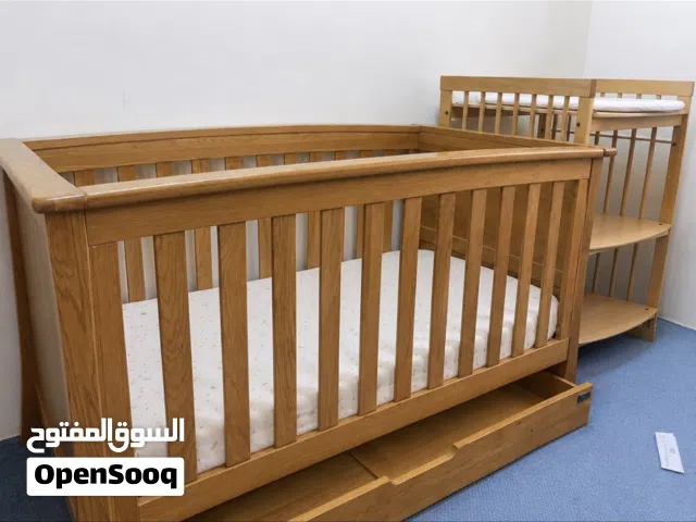 للبيع سرير أطفال مع طاوله تبديل أطفال خشب طبيعي نجاره بحرينيه مع مساحه تخزين السعر 40 مع الطاوله