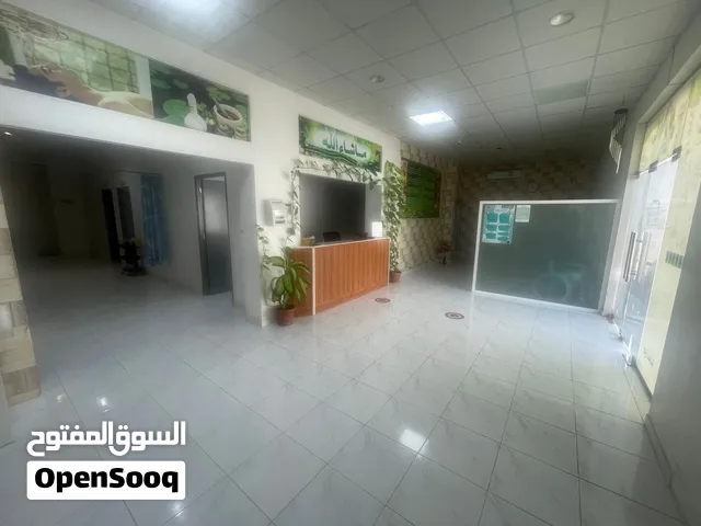للإيجار عيادة بالخابورة السرحات: معرض تجاري/عيادة بالدور الأرضي و5 شقق بالدور الأول، موقع ممتاز