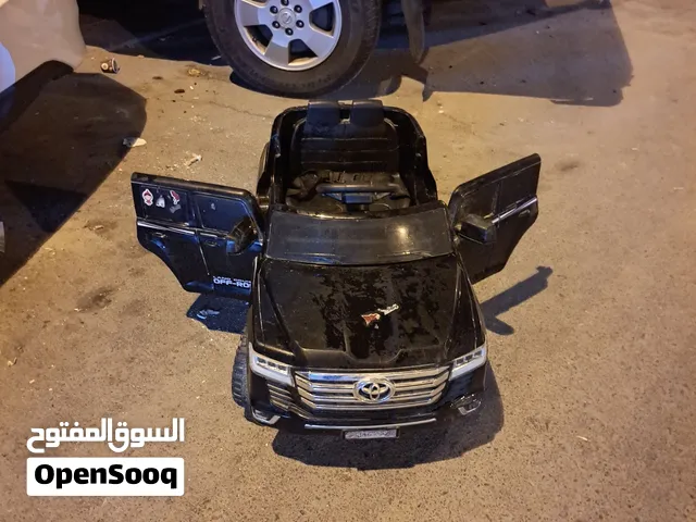 سياره اطفال  لاند كروزر مع بطاريه وشاحن جدد