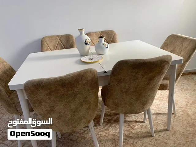 طاولات اكل زي م واضحة ف صورة