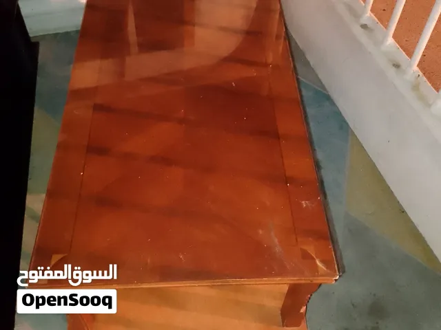 طاولة خشب لون بني