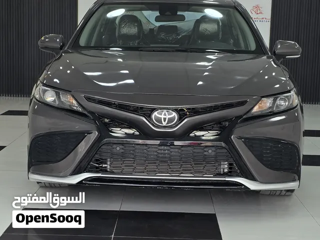 تويوتا كامري 2023 SE عائلية اقتصادية اعتمادية غنية عن التعريف خيارك الأمثل مع فخر الصناعة الياباني.
