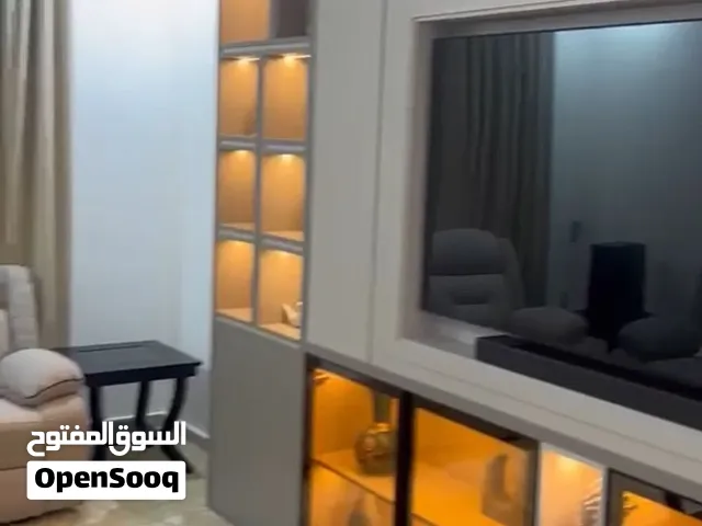 شقه جاهزه مؤثثه بأثاث راقي مناسبه للسكن المريح، موقعها ف سوق الخوض ف اعلى الطوابق، تثمير العقارية