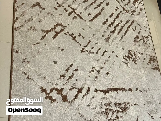 سجاد كبير بحالة جيدة للبيع