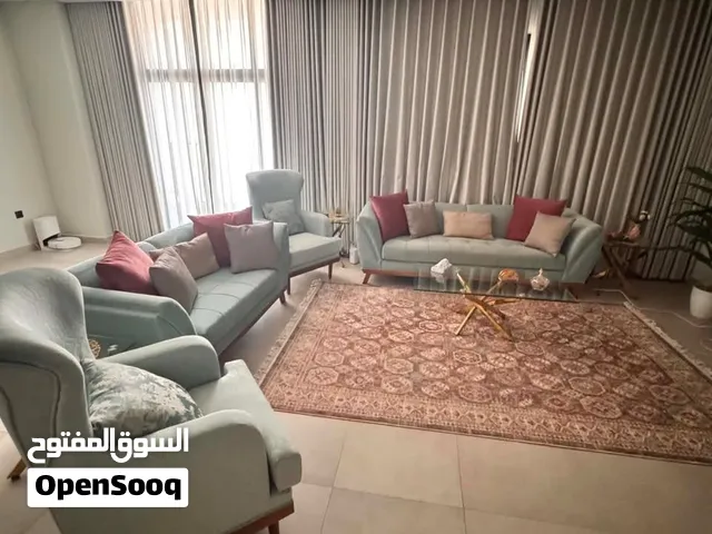 طقم كنب ازرق اللون عالي الجودة باستعمال نظيف جدا بالإضافة إلى طاولة تلفاز وطاولة مدخل بسعر مناسب